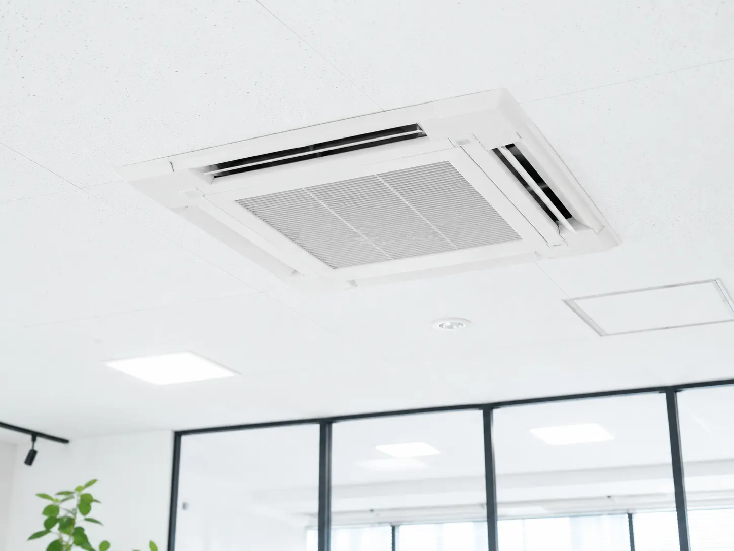 天井カセット型の業務用エアコン